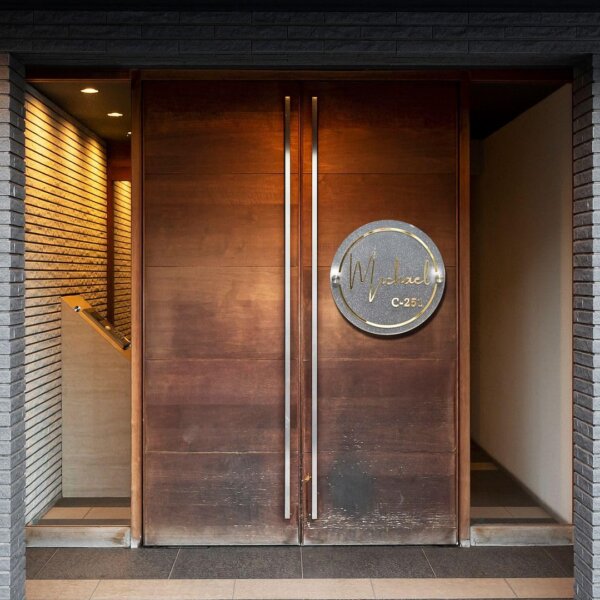 Customized Frosted & Shining Look Acrylic Name Plate Embossed Letter Laser Cut for Entrance Decoration (12inX12in)_ch02